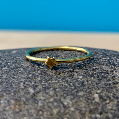 18k Gold Tiny Star Ring