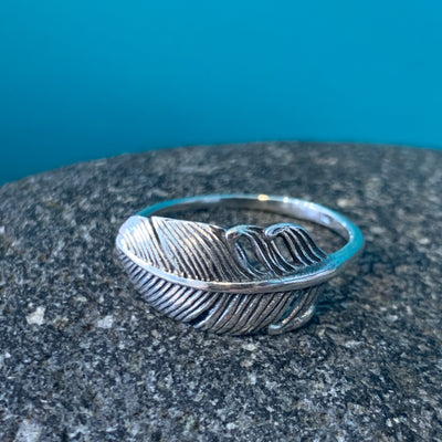 STERLING SILVER DETAILED FEATHER RING